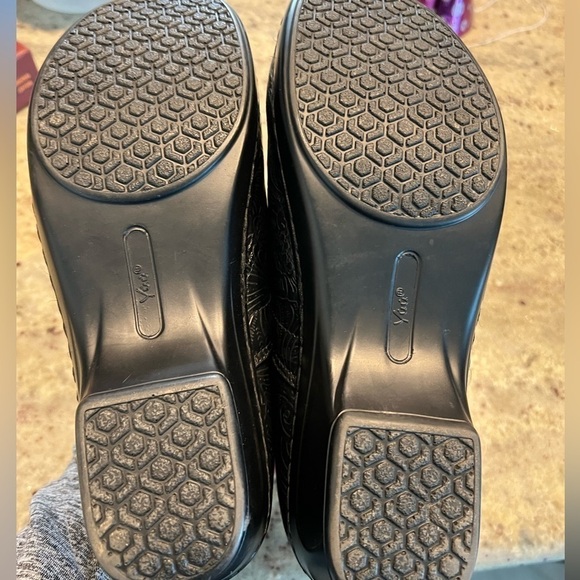 Yuu Bethanee Slip On Clog Black Tooled Size 8.5 EUC - Picture 8 of 8